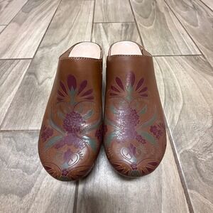 Dansko Floral Tooled Brown Leather Clogs Mules Shoes Womens 38 Tan Burgundy Folk